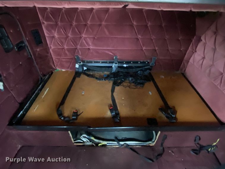 image for item JW9216 2000 Freightliner FLD  semi truck