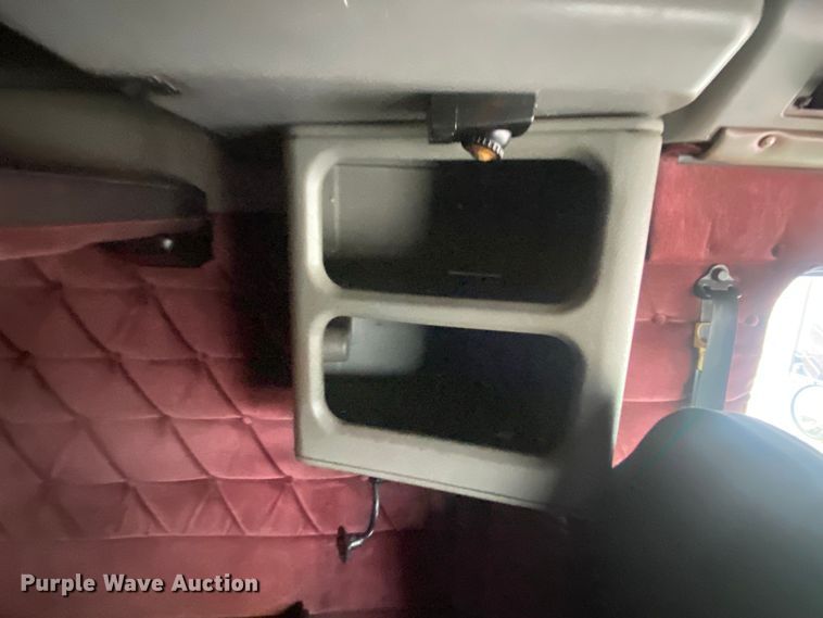 image for item JW9216 2000 Freightliner FLD  semi truck