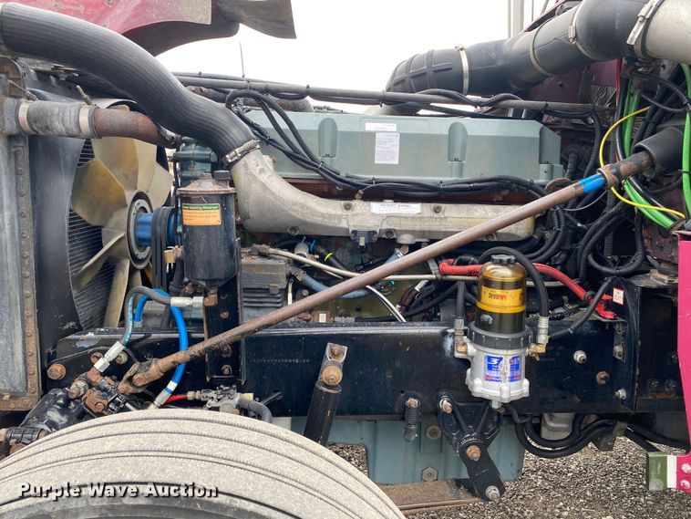 image for item JW9216 2000 Freightliner FLD  semi truck