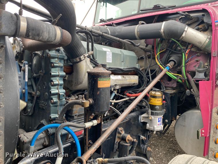 image for item JW9216 2000 Freightliner FLD  semi truck