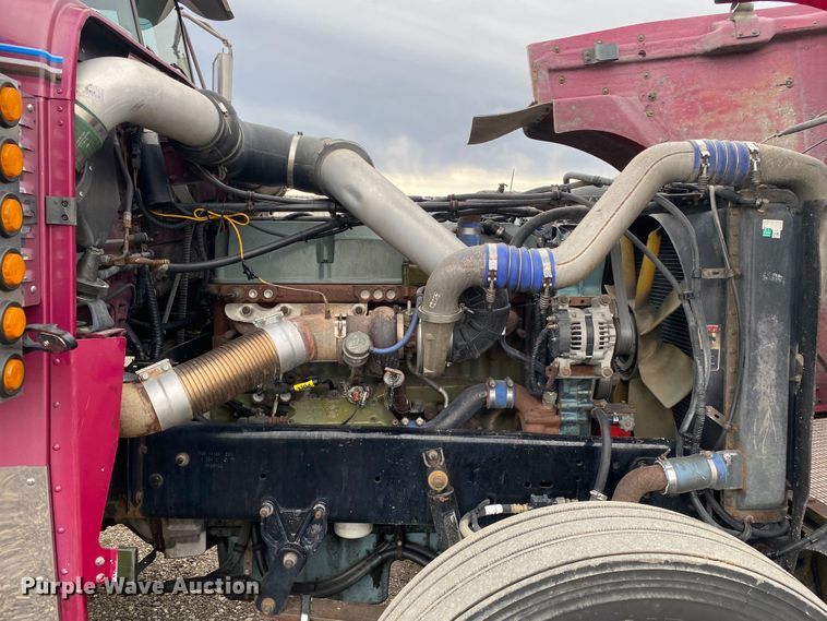 image for item JW9216 2000 Freightliner FLD  semi truck