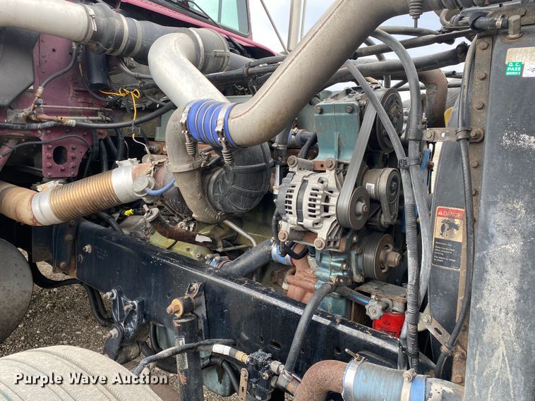 image for item JW9216 2000 Freightliner FLD  semi truck