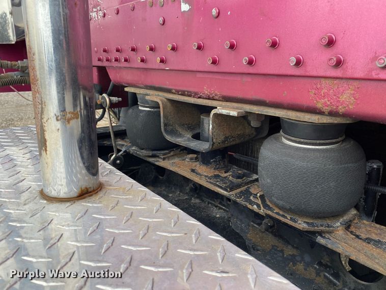 image for item JW9216 2000 Freightliner FLD  semi truck