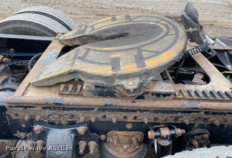 image for item JW9216 2000 Freightliner FLD  semi truck