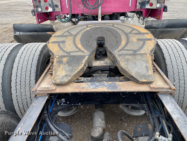 image for item JW9216 2000 Freightliner FLD  semi truck