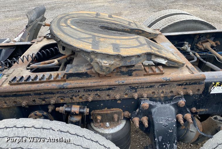 image for item JW9216 2000 Freightliner FLD  semi truck