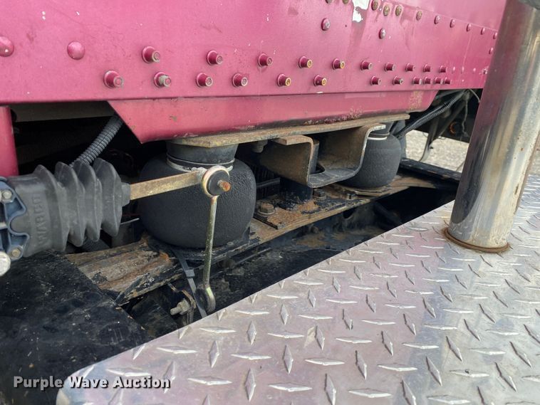 image for item JW9216 2000 Freightliner FLD  semi truck