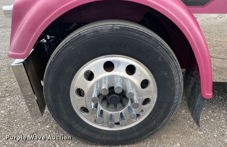 image for item JW9216 2000 Freightliner FLD  semi truck