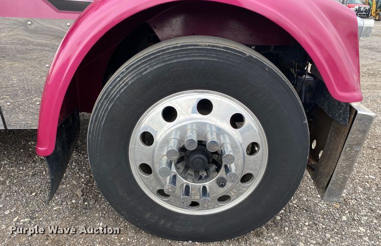 image for item JW9216 2000 Freightliner FLD  semi truck