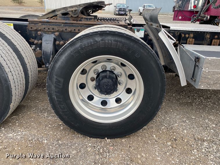 image for item JW9216 2000 Freightliner FLD  semi truck