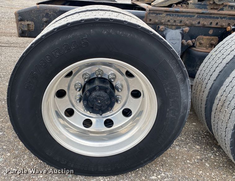 image for item JW9216 2000 Freightliner FLD  semi truck