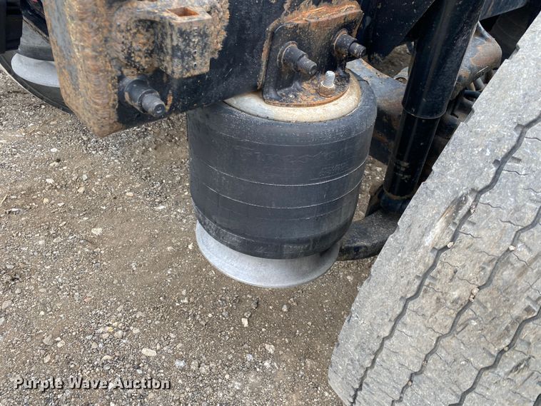 image for item JW9216 2000 Freightliner FLD  semi truck