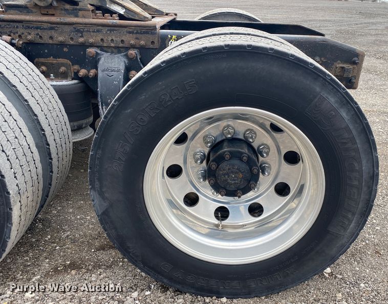 image for item JW9216 2000 Freightliner FLD  semi truck