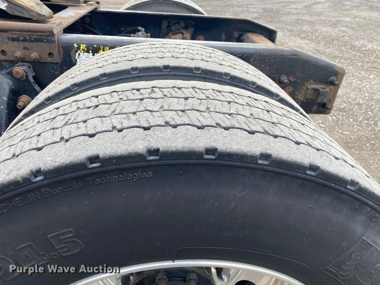 image for item JW9216 2000 Freightliner FLD  semi truck