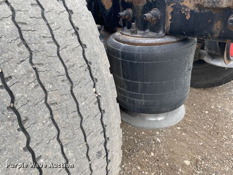 image for item JW9216 2000 Freightliner FLD  semi truck