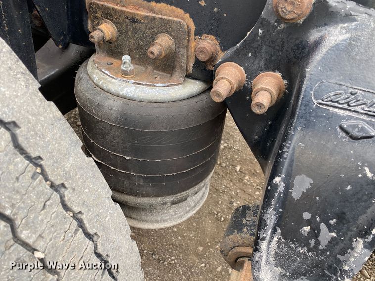 image for item JW9216 2000 Freightliner FLD  semi truck