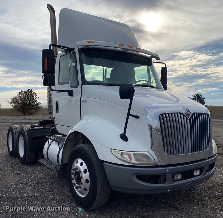 image for item JW9222 2013 International 8600  semi truck