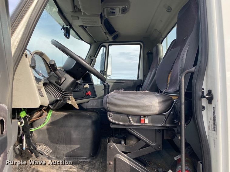 image for item JW9222 2013 International 8600  semi truck