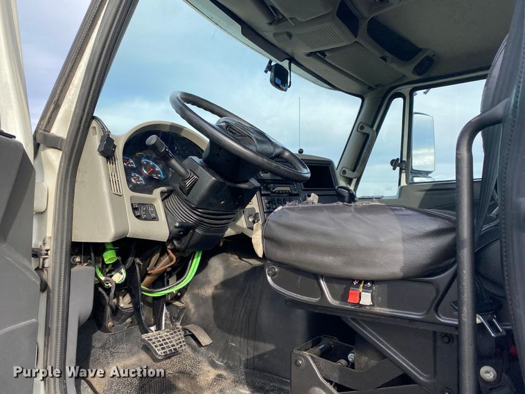 image for item JW9222 2013 International 8600  semi truck