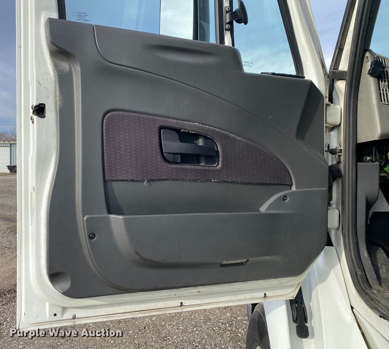 image for item JW9222 2013 International 8600  semi truck