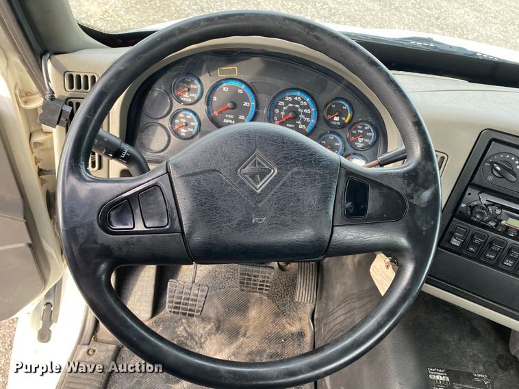 image for item JW9222 2013 International 8600  semi truck