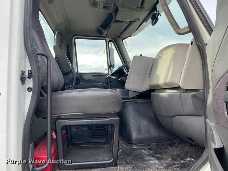 image for item JW9222 2013 International 8600  semi truck