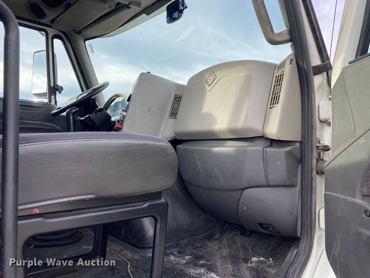 image for item JW9222 2013 International 8600  semi truck