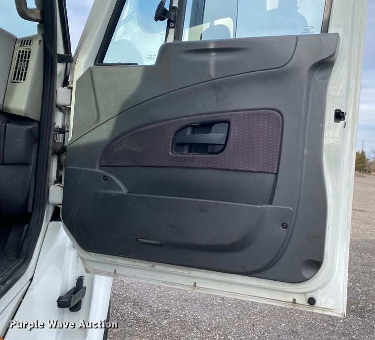 image for item JW9222 2013 International 8600  semi truck