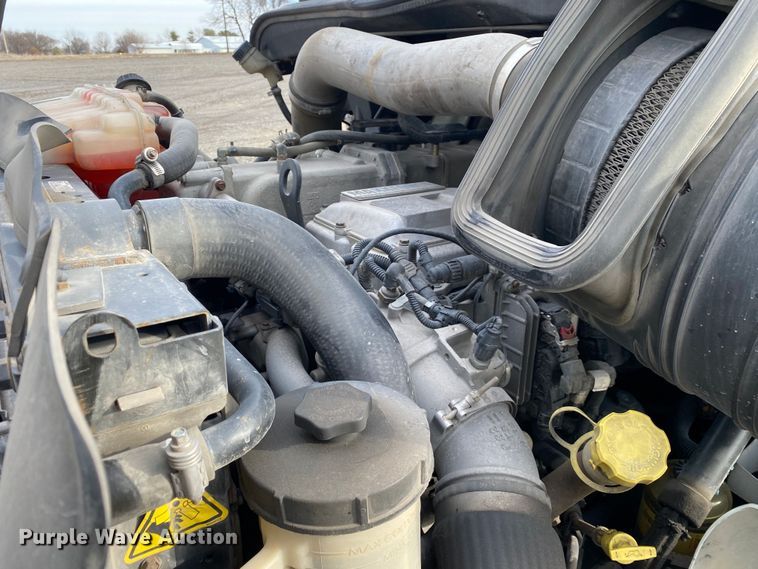 image for item JW9222 2013 International 8600  semi truck