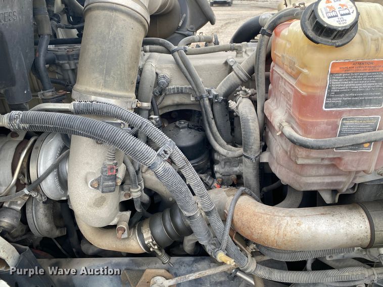 image for item JW9222 2013 International 8600  semi truck