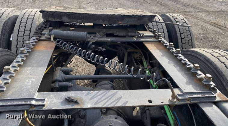 image for item JW9222 2013 International 8600  semi truck