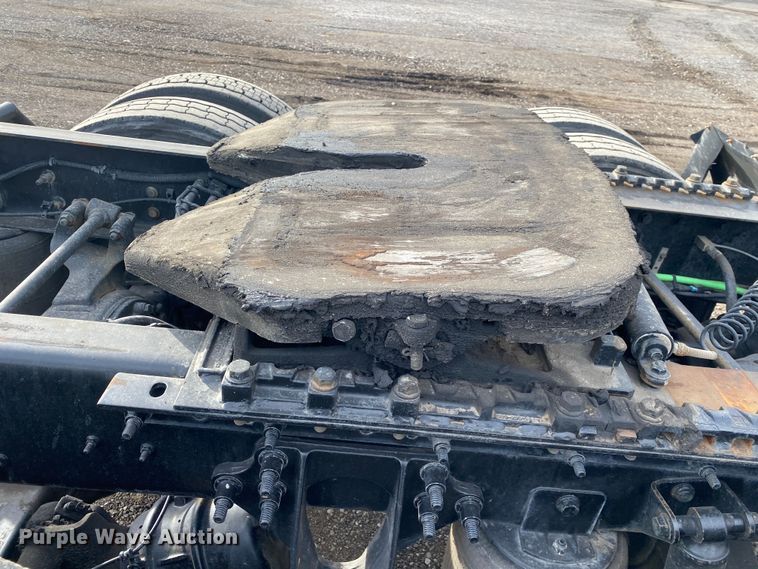 image for item JW9222 2013 International 8600  semi truck