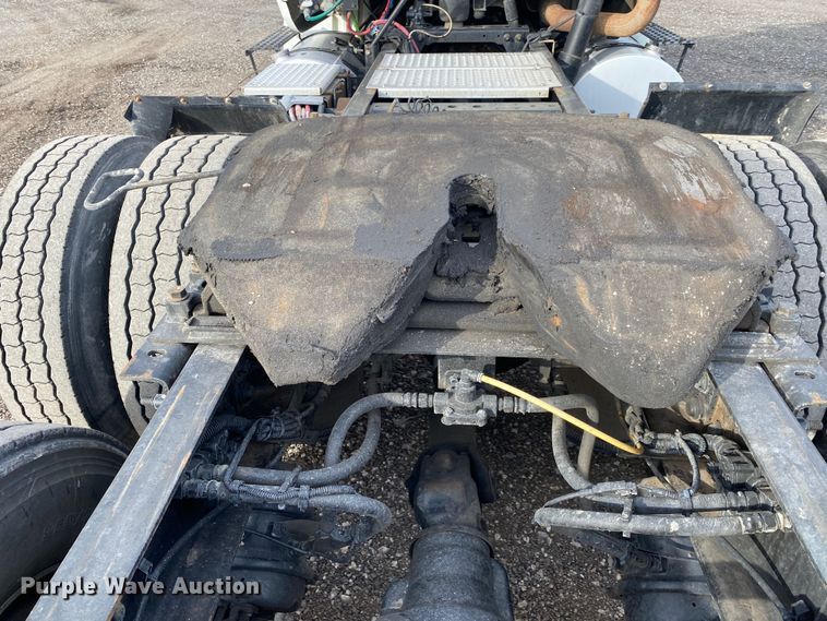 image for item JW9222 2013 International 8600  semi truck