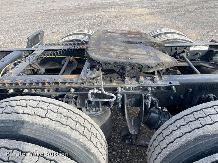 image for item JW9222 2013 International 8600  semi truck