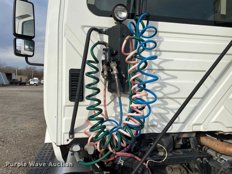 image for item JW9222 2013 International 8600  semi truck