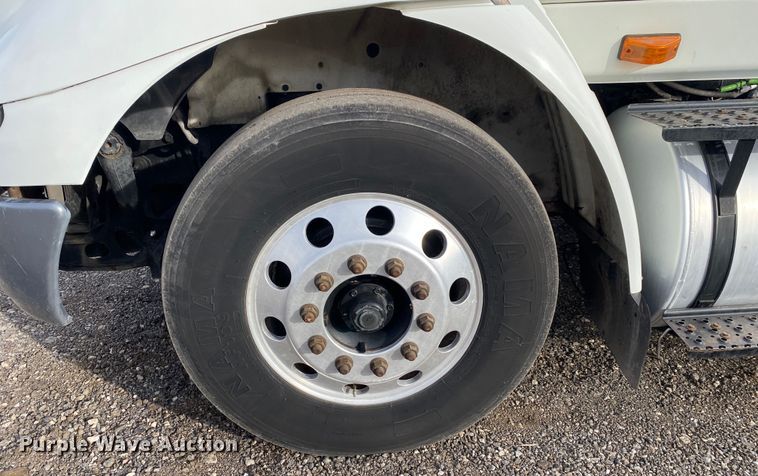 image for item JW9222 2013 International 8600  semi truck