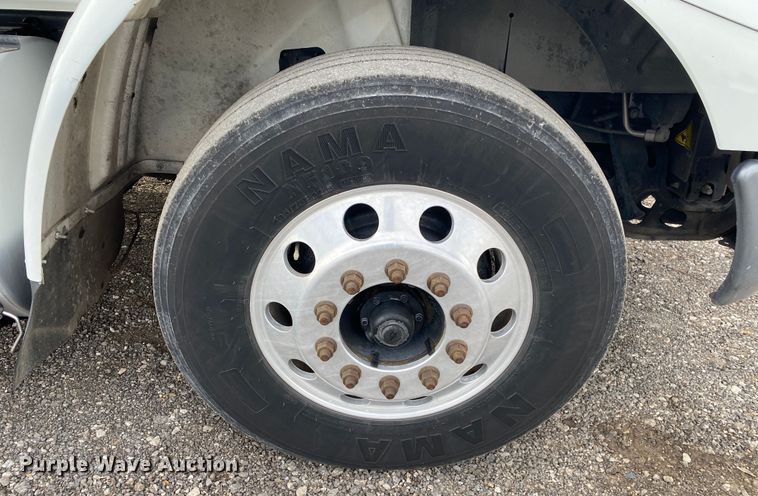 image for item JW9222 2013 International 8600  semi truck