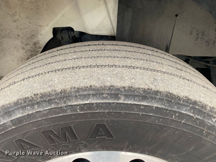 image for item JW9222 2013 International 8600  semi truck