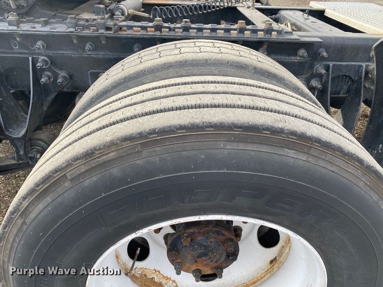 image for item JW9222 2013 International 8600  semi truck