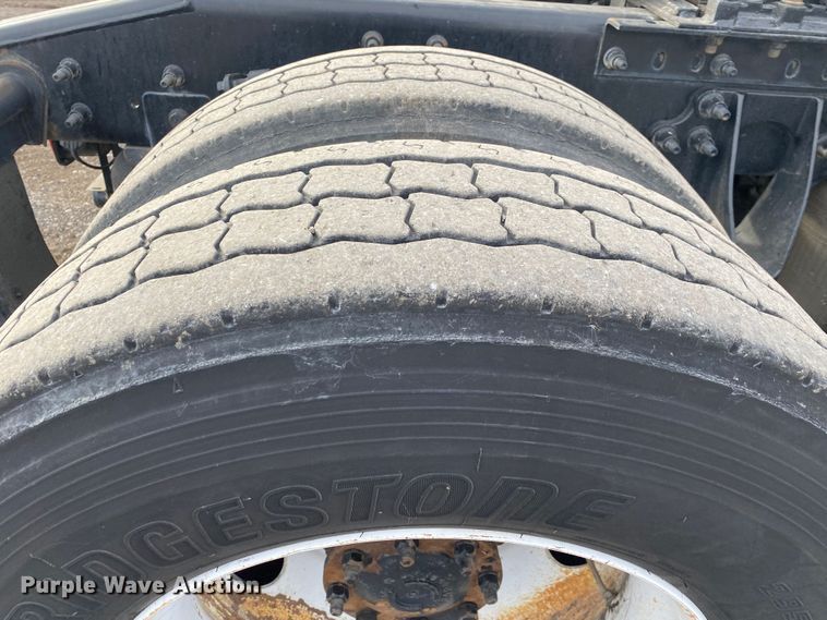 image for item JW9222 2013 International 8600  semi truck