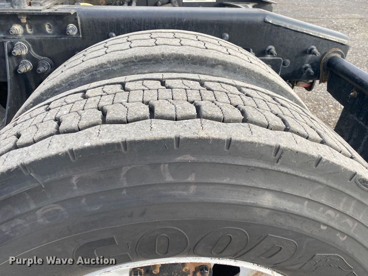 image for item JW9222 2013 International 8600  semi truck