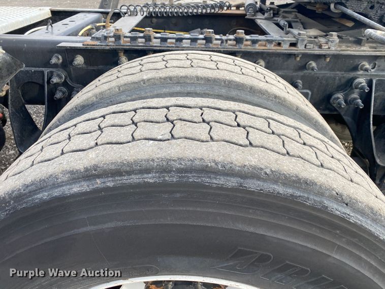 image for item JW9222 2013 International 8600  semi truck