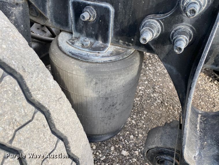 image for item JW9222 2013 International 8600  semi truck