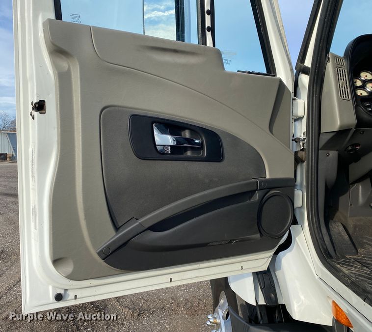 image for item JW9224 2016 International ProStar Plus  semi truck