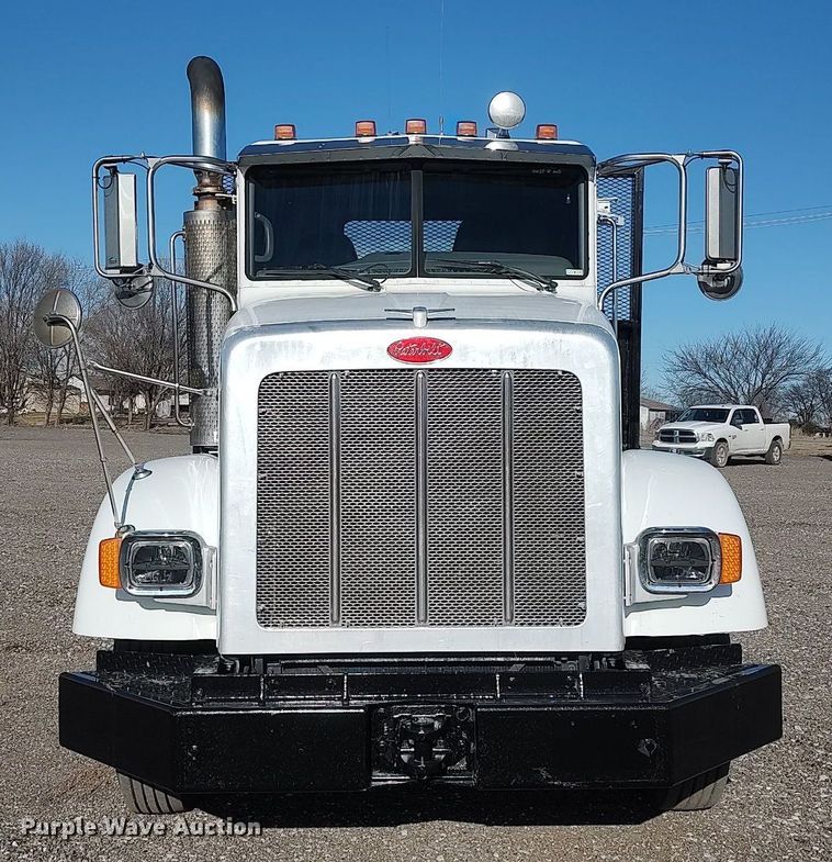 image for item JW9255 2008 Peterbilt 365  flatbed truck