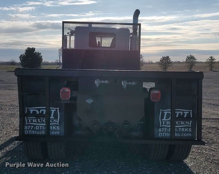 image for item JW9255 2008 Peterbilt 365  flatbed truck