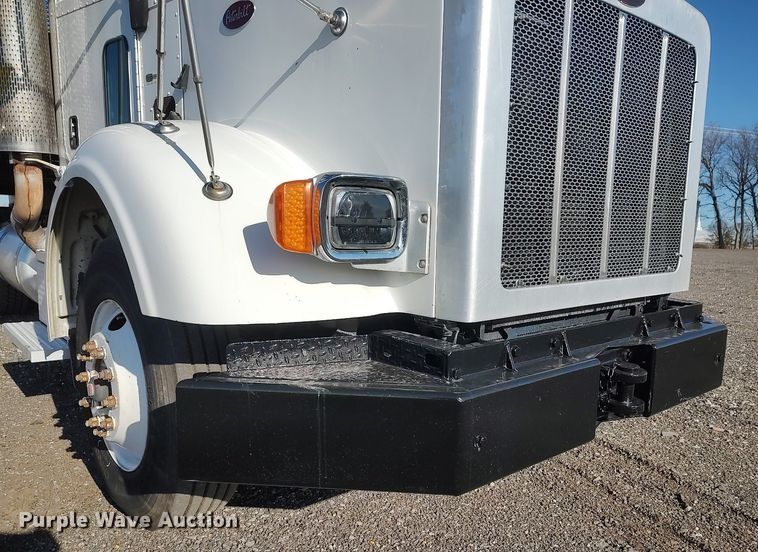 image for item JW9255 2008 Peterbilt 365  flatbed truck