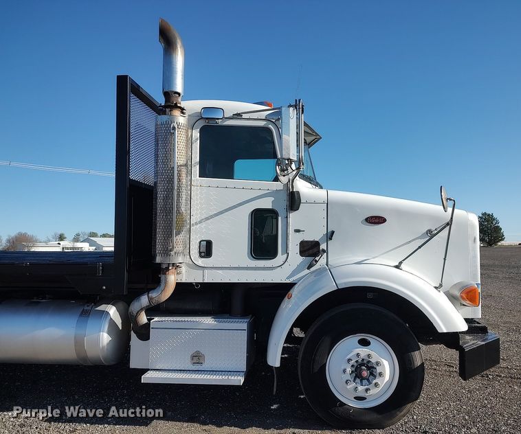 image for item JW9255 2008 Peterbilt 365  flatbed truck