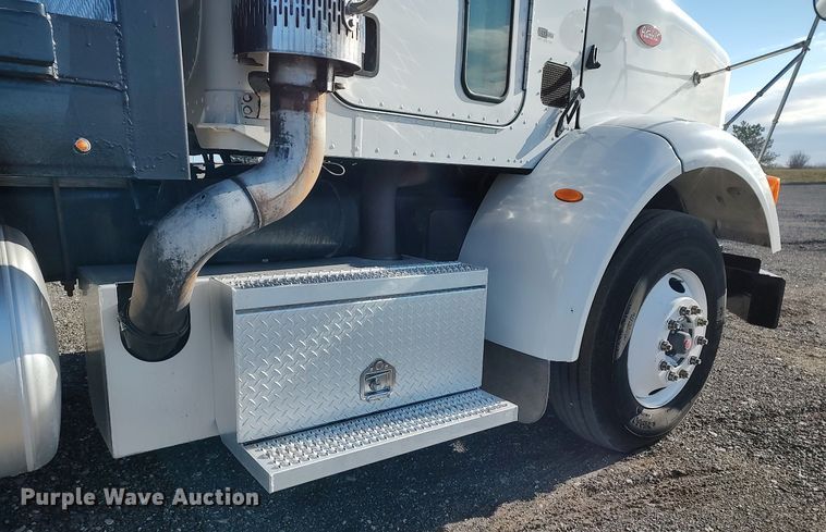 image for item JW9255 2008 Peterbilt 365  flatbed truck