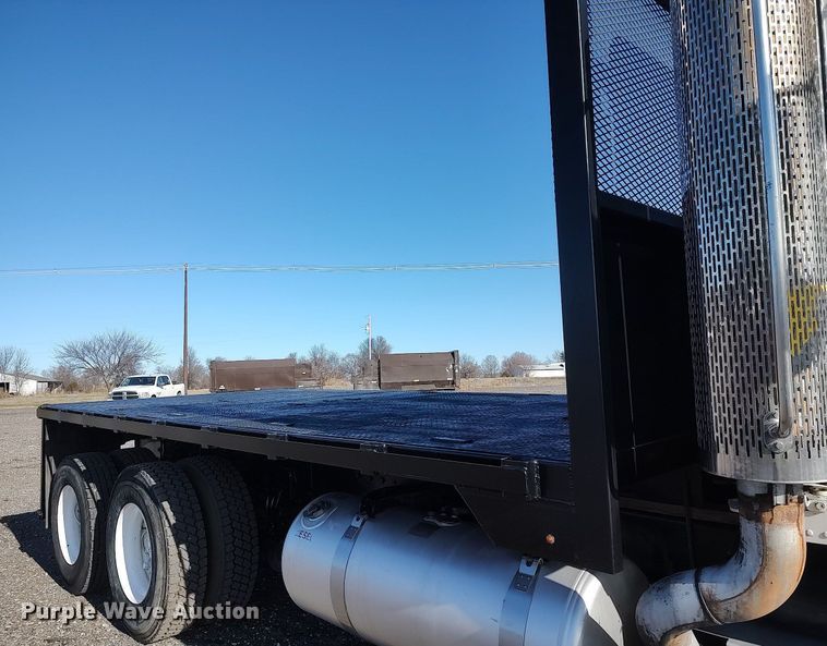 image for item JW9255 2008 Peterbilt 365  flatbed truck